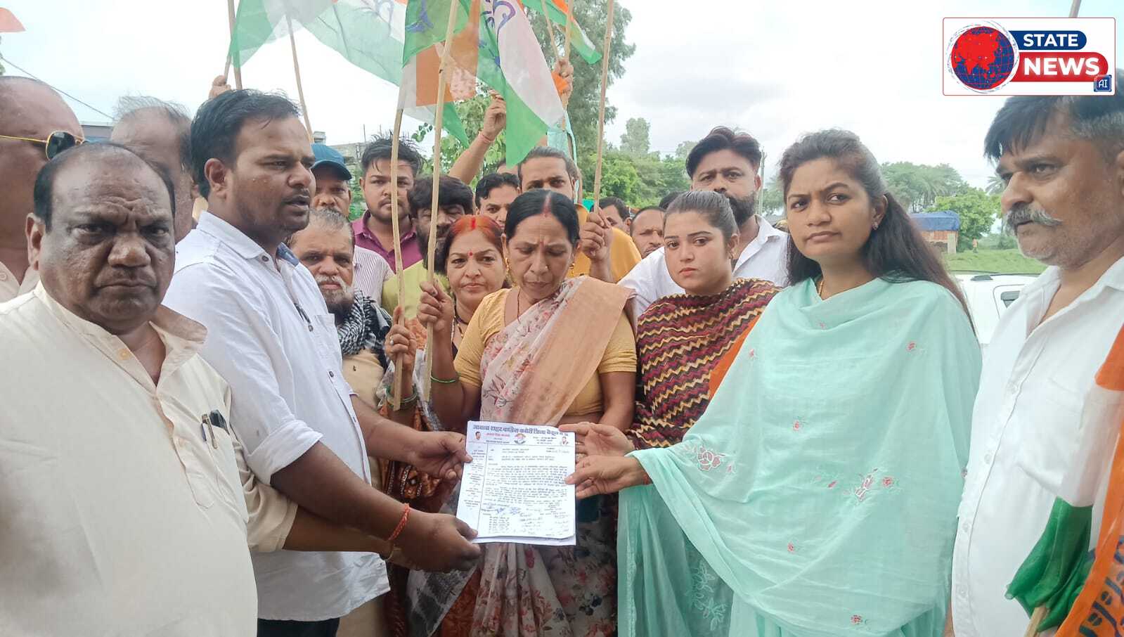 *राहुल गांधी की गिरफ्तारी और छात्रों पर लाठीचार्ज के विरोध में कांग्रेस का हल्लाबोल, राष्ट्रपति के नाम सौंपा ज्ञापन*