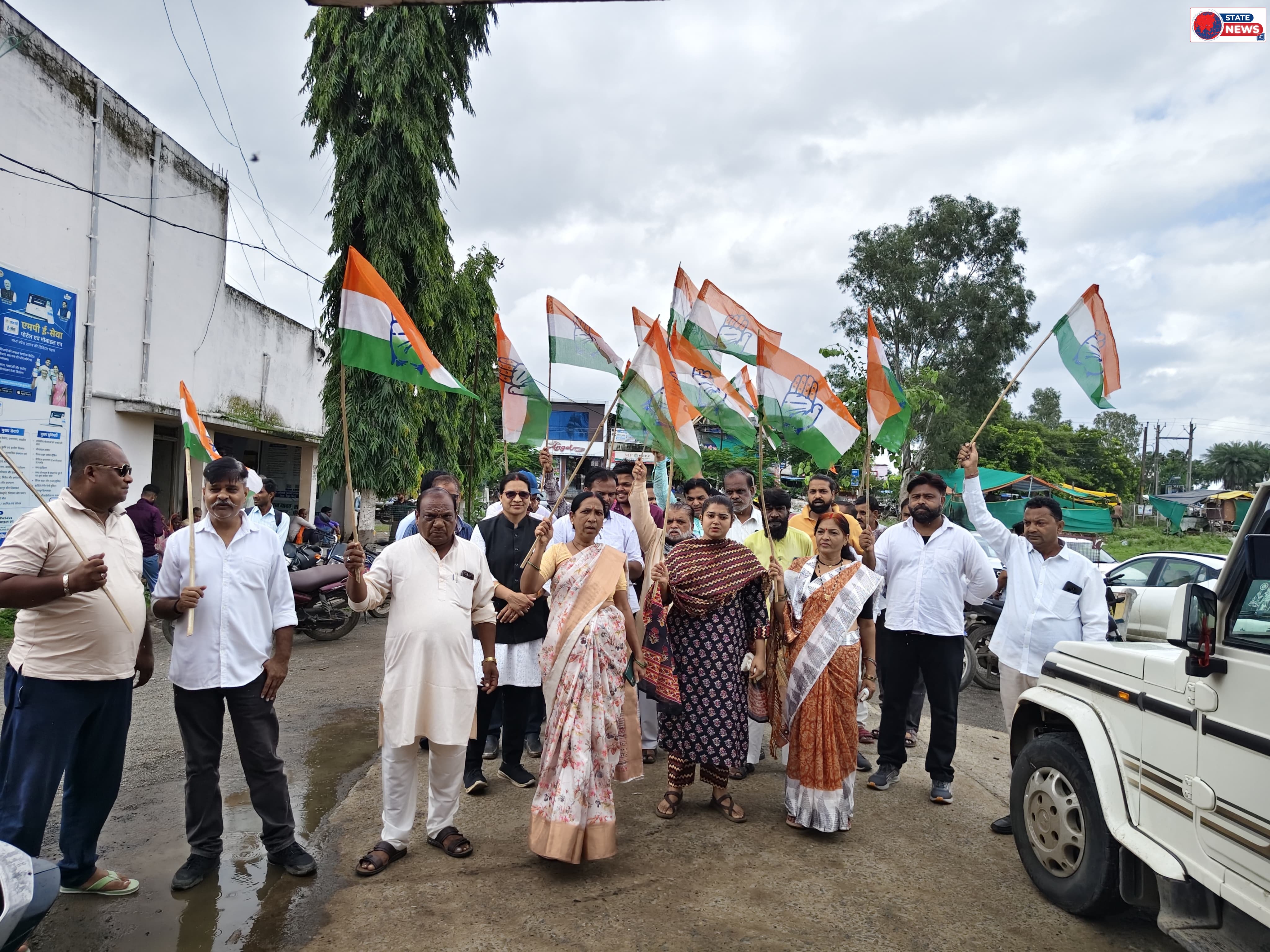 *राहुल गांधी की गिरफ्तारी और छात्रों पर लाठीचार्ज के विरोध में कांग्रेस का हल्लाबोल, राष्ट्रपति के नाम सौंपा ज्ञापन*