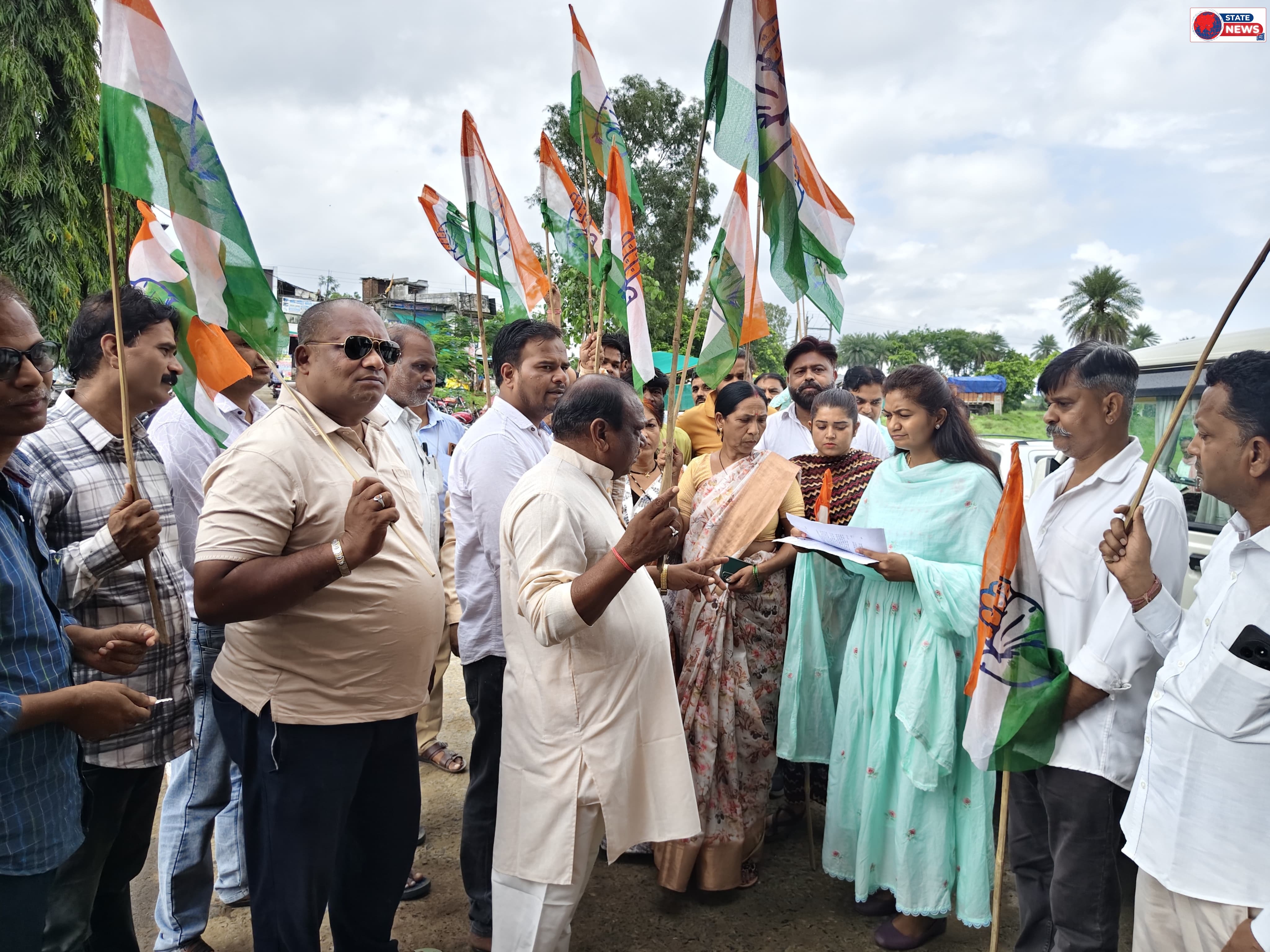 *राहुल गांधी की गिरफ्तारी और छात्रों पर लाठीचार्ज के विरोध में कांग्रेस का हल्लाबोल, राष्ट्रपति के नाम सौंपा ज्ञापन*