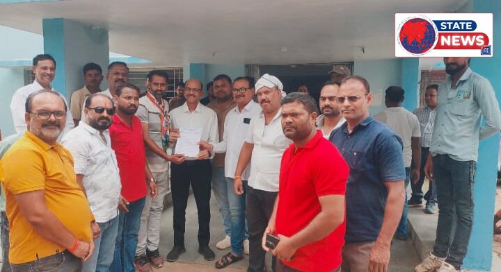 नर्मदापुरम जिले की पिपरिया में उपभोक्ताओं की सहमति के बिना स्मार्ट मीटर स्थापना के विरोध में कांग्रेस का प्रदर्शन,कार्यपालन यंत्री को सौंपा।
