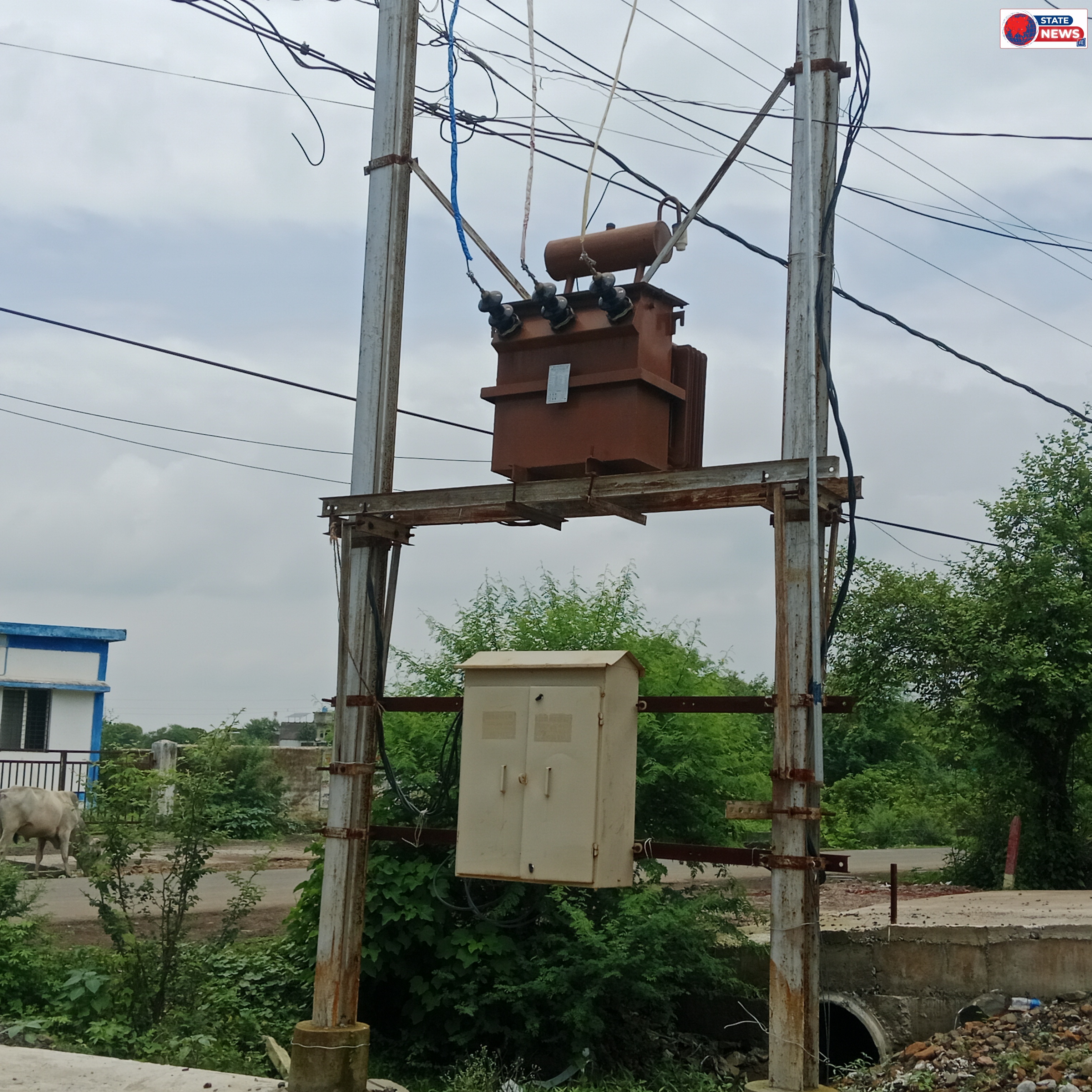 ग्राम पंचायत की अनुमति बिना कैसे बस गई कॉलोनी? अवैध कॉलोनी में ट्रांसफार्मर, खंभे और केबल लगाने पर बिजली विभाग सवालों के घेरे में*