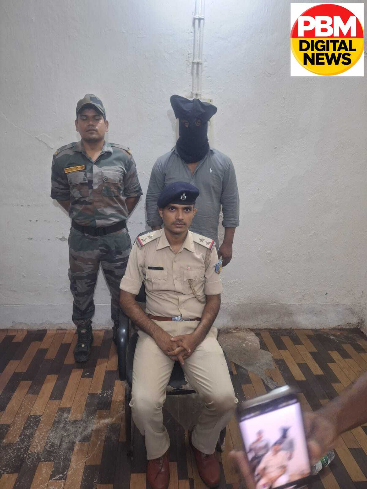 ​🚨 BREAKING NEWS | pbm Digital News Network
​जामताड़ा पुलिस को मिली बड़ी सफलता: बिजली बिल अपडेट के नाम पर ठगी करने वाला शातिर साइबर अपराधी गिरफ्तार
