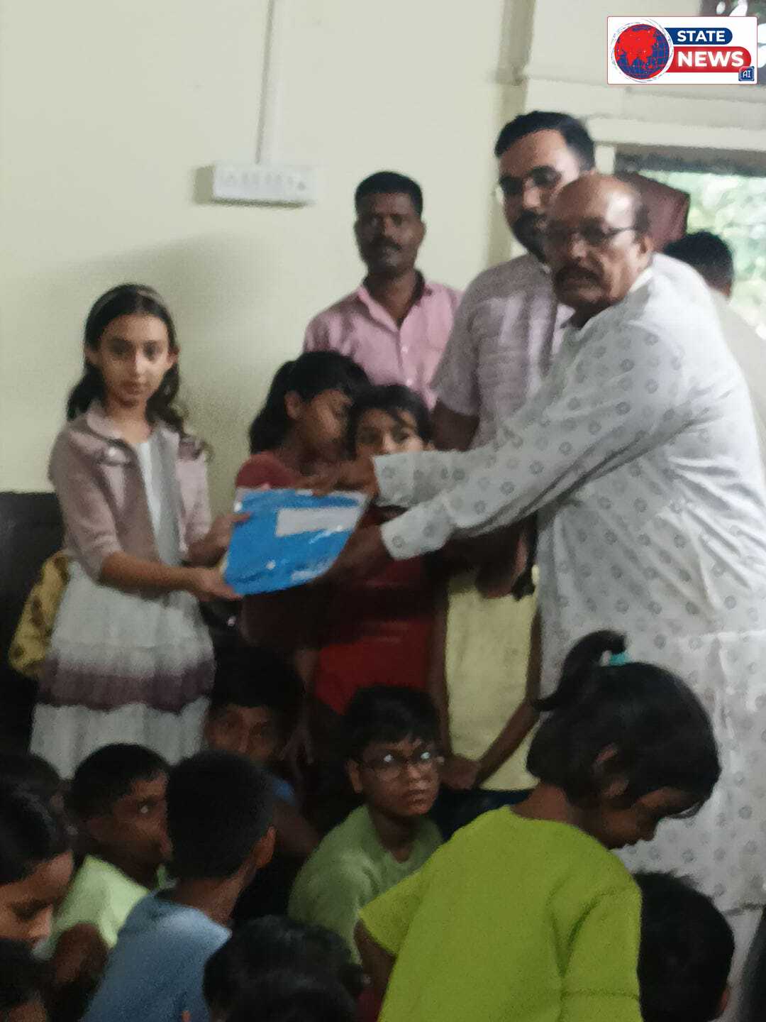  गुरुकुल केंद्र 2 जवाहर चौक मैं नामदेव समाज के लोगों के माध्यम से रेन कोर्ट और कॉपी सेट पेन वितरित किए गए 