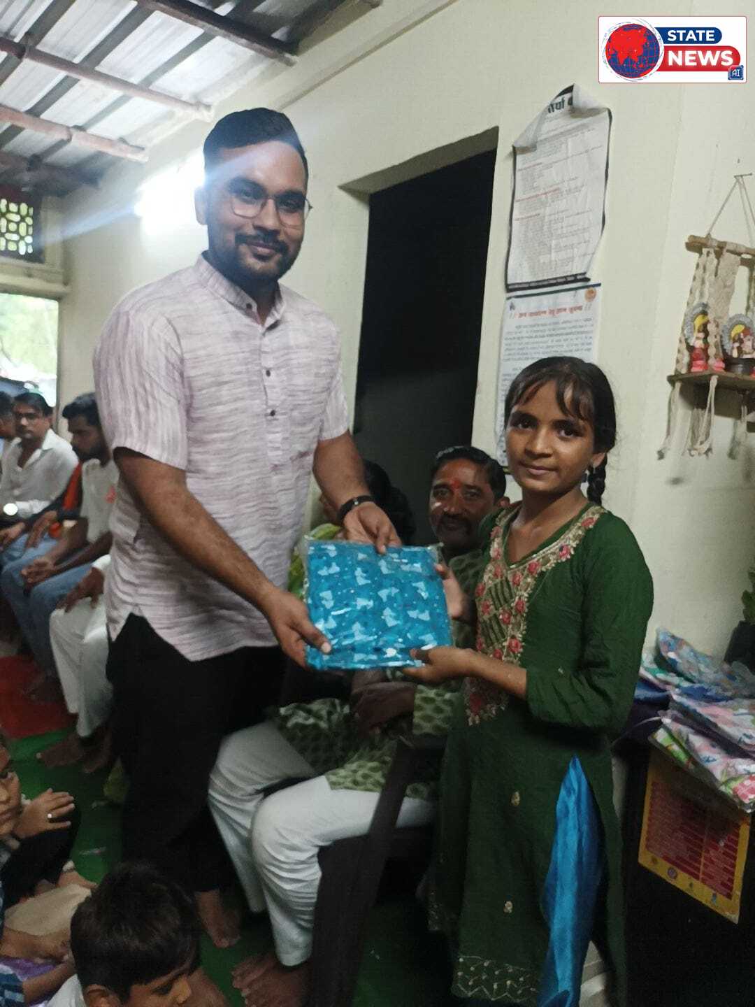  गुरुकुल केंद्र 2 जवाहर चौक मैं नामदेव समाज के लोगों के माध्यम से रेन कोर्ट और कॉपी सेट पेन वितरित किए गए 