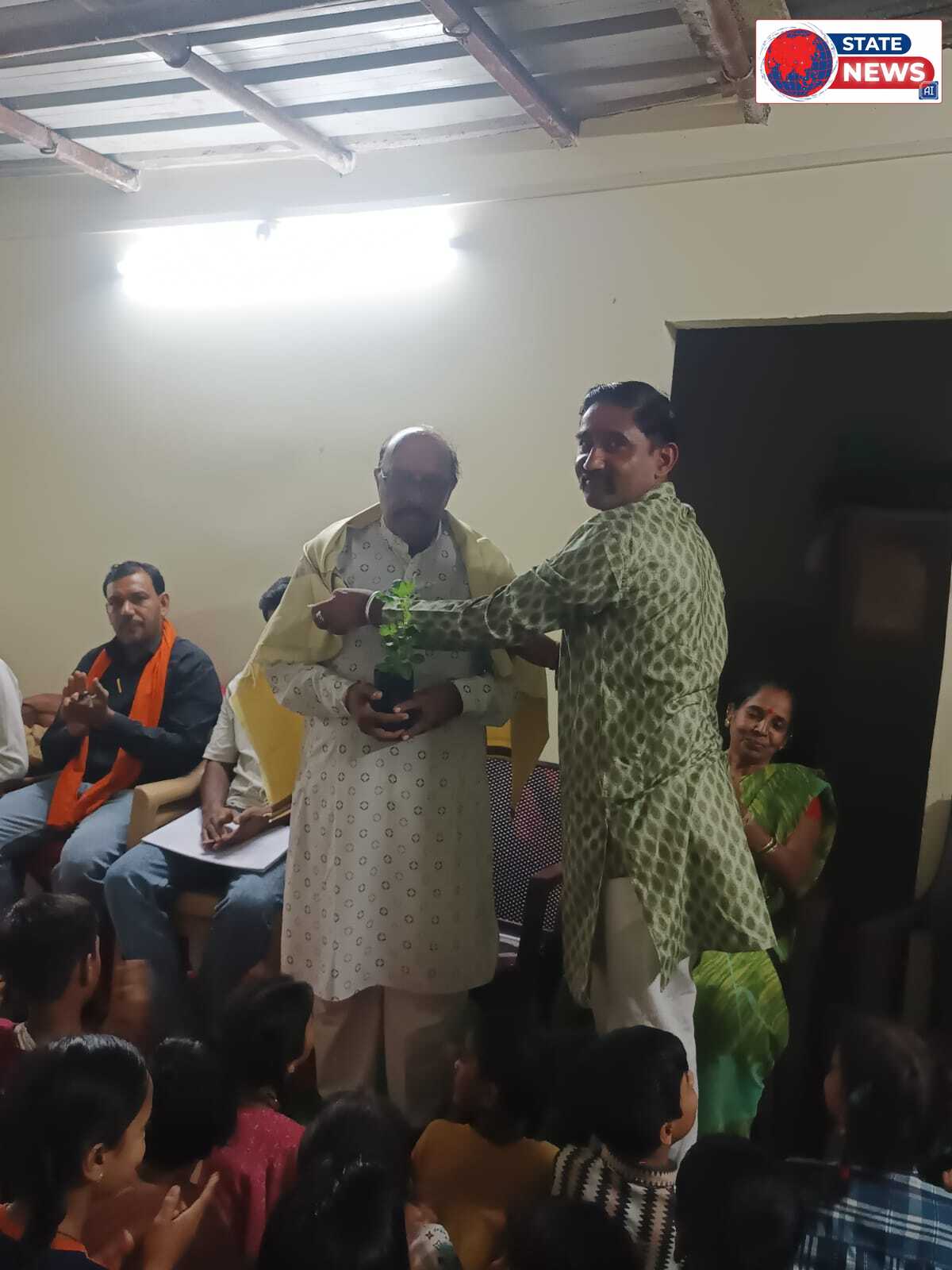  गुरुकुल केंद्र 2 जवाहर चौक मैं नामदेव समाज के लोगों के माध्यम से रेन कोर्ट और कॉपी सेट पेन वितरित किए गए 