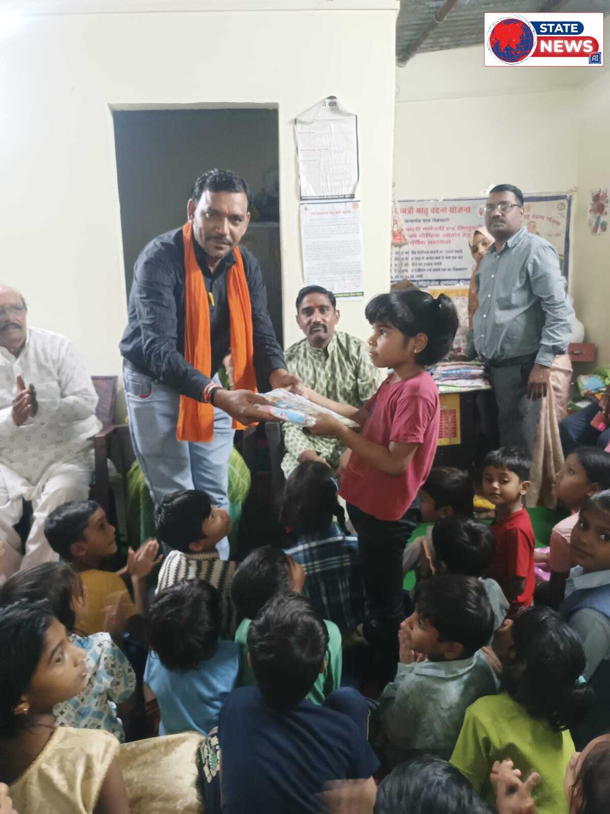  गुरुकुल केंद्र 2 जवाहर चौक मैं नामदेव समाज के लोगों के माध्यम से रेन कोर्ट और कॉपी सेट पेन वितरित किए गए 