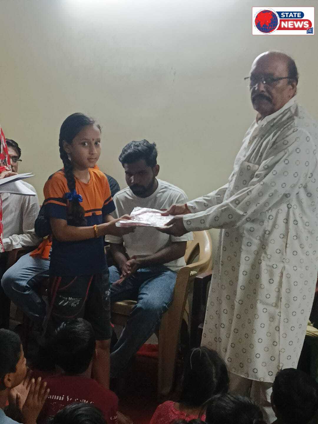  गुरुकुल केंद्र 2 जवाहर चौक मैं नामदेव समाज के लोगों के माध्यम से रेन कोर्ट और कॉपी सेट पेन वितरित किए गए 