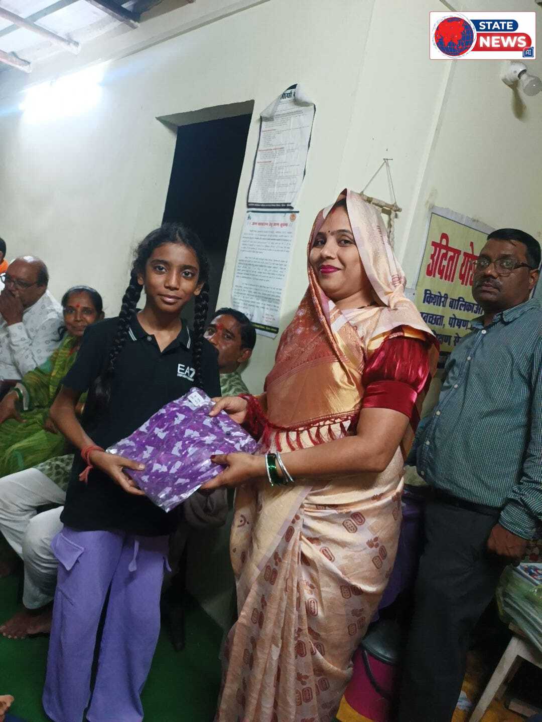  गुरुकुल केंद्र 2 जवाहर चौक मैं नामदेव समाज के लोगों के माध्यम से रेन कोर्ट और कॉपी सेट पेन वितरित किए गए 