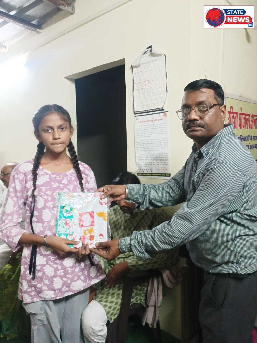  गुरुकुल केंद्र 2 जवाहर चौक मैं नामदेव समाज के लोगों के माध्यम से रेन कोर्ट और कॉपी सेट पेन वितरित किए गए 