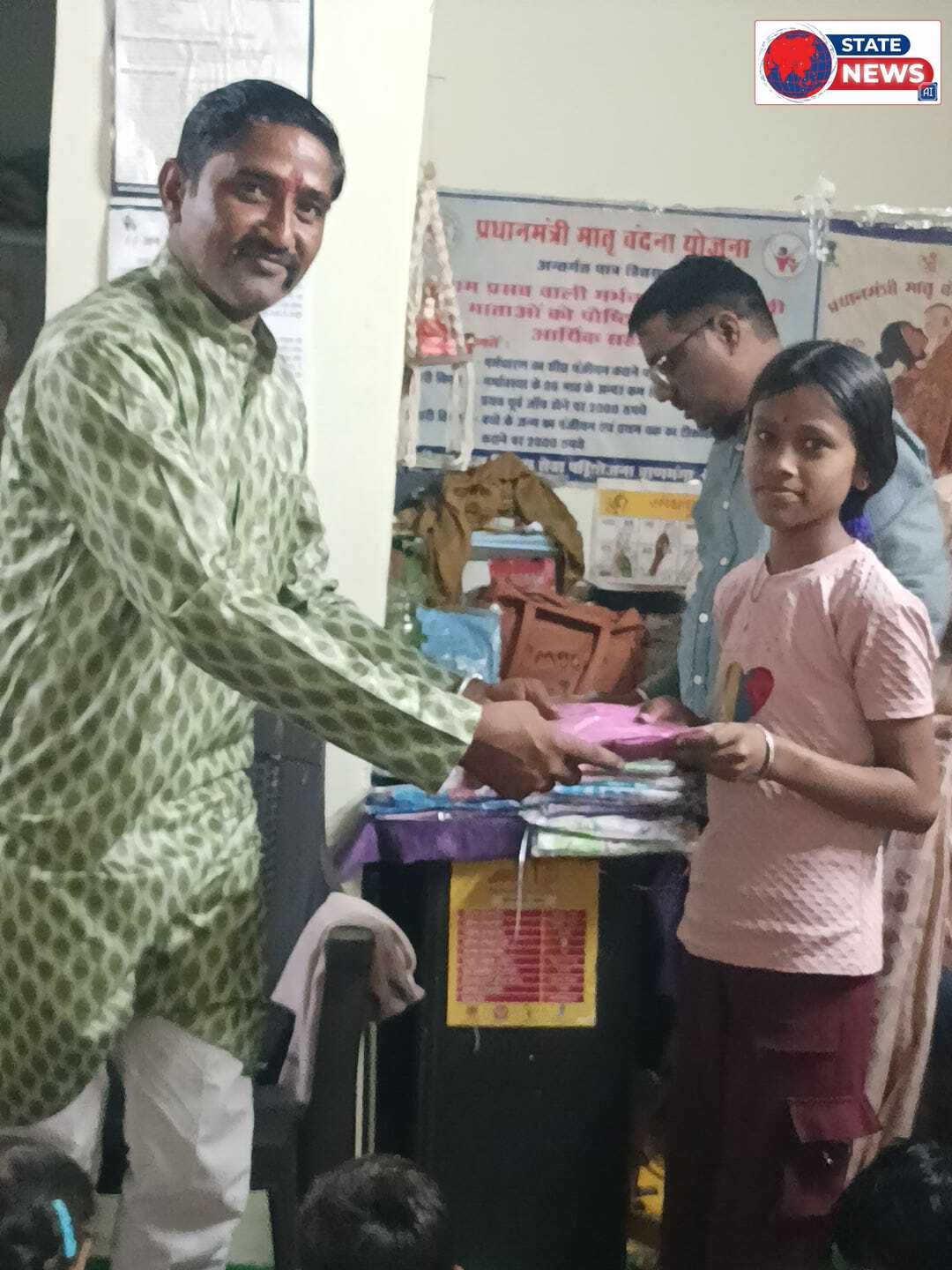  गुरुकुल केंद्र 2 जवाहर चौक मैं नामदेव समाज के लोगों के माध्यम से रेन कोर्ट और कॉपी सेट पेन वितरित किए गए 