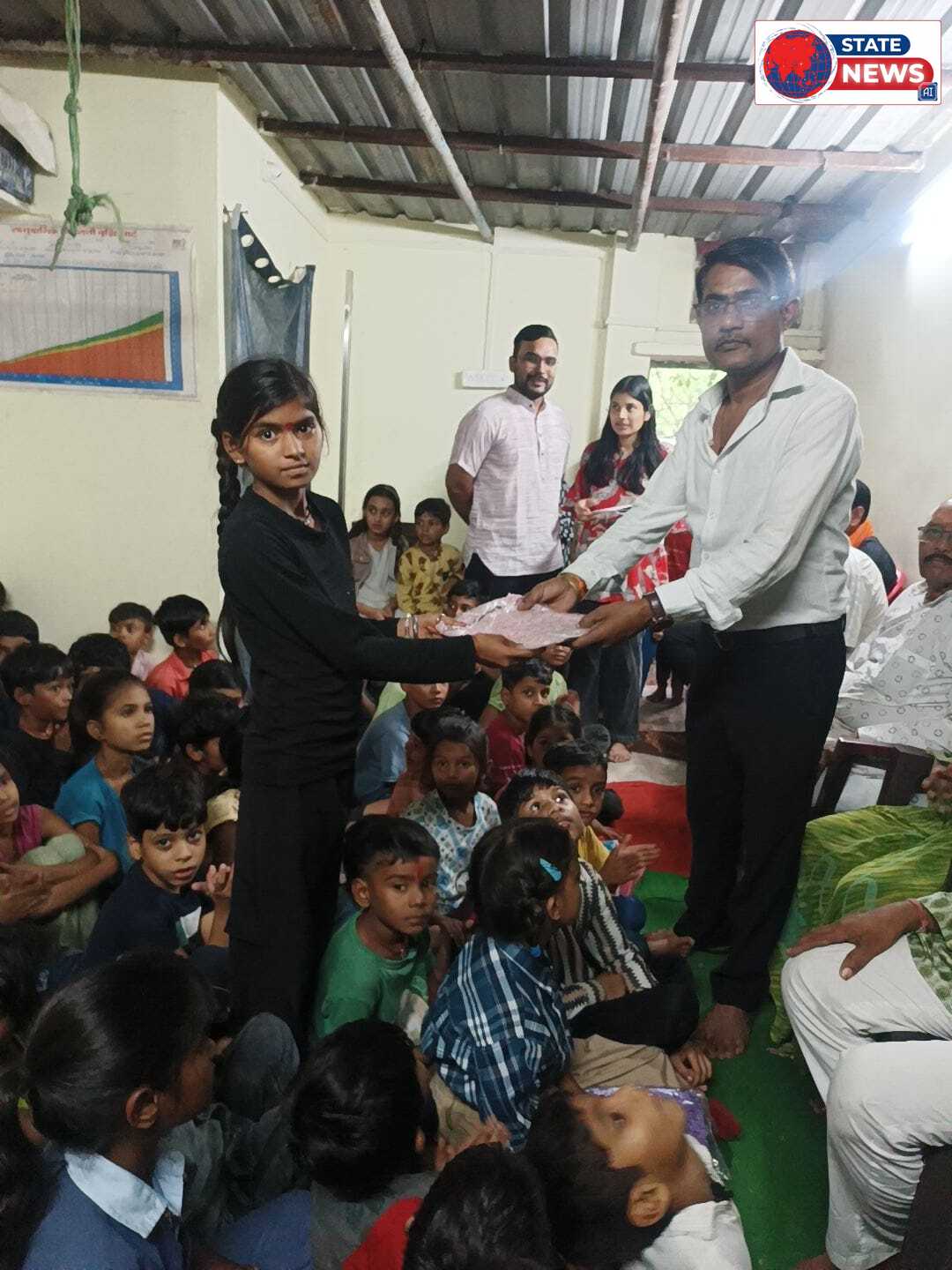  गुरुकुल केंद्र 2 जवाहर चौक मैं नामदेव समाज के लोगों के माध्यम से रेन कोर्ट और कॉपी सेट पेन वितरित किए गए 