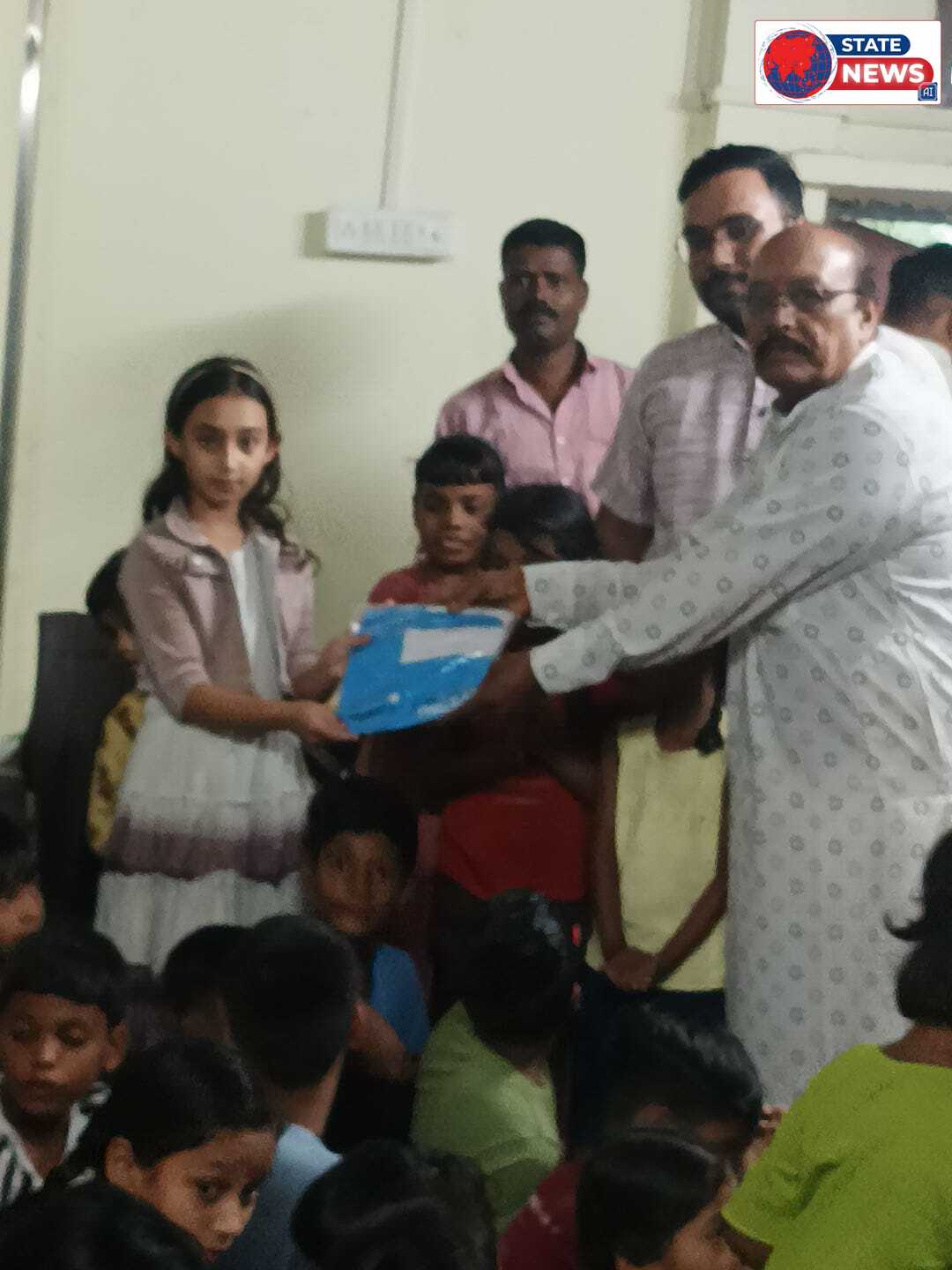  गुरुकुल केंद्र 2 जवाहर चौक मैं नामदेव समाज के लोगों के माध्यम से रेन कोर्ट और कॉपी सेट पेन वितरित किए गए 
