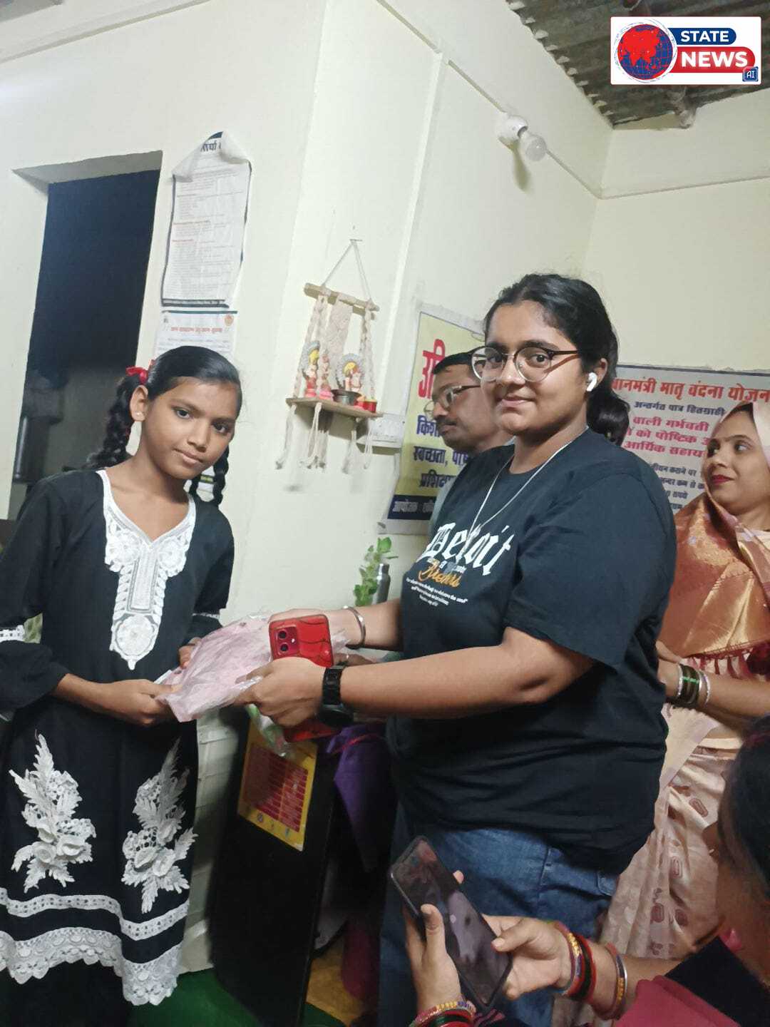  गुरुकुल केंद्र 2 जवाहर चौक मैं नामदेव समाज के लोगों के माध्यम से रेन कोर्ट और कॉपी सेट पेन वितरित किए गए 