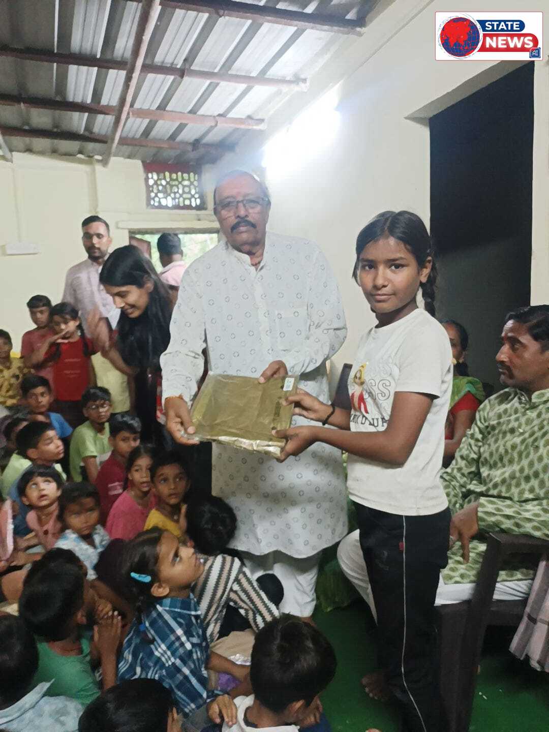  गुरुकुल केंद्र 2 जवाहर चौक मैं नामदेव समाज के लोगों के माध्यम से रेन कोर्ट और कॉपी सेट पेन वितरित किए गए 