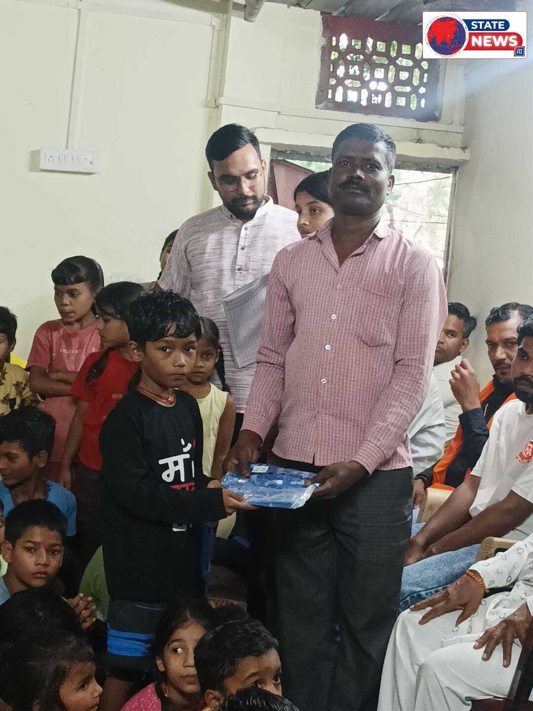  गुरुकुल केंद्र 2 जवाहर चौक मैं नामदेव समाज के लोगों के माध्यम से रेन कोर्ट और कॉपी सेट पेन वितरित किए गए 
