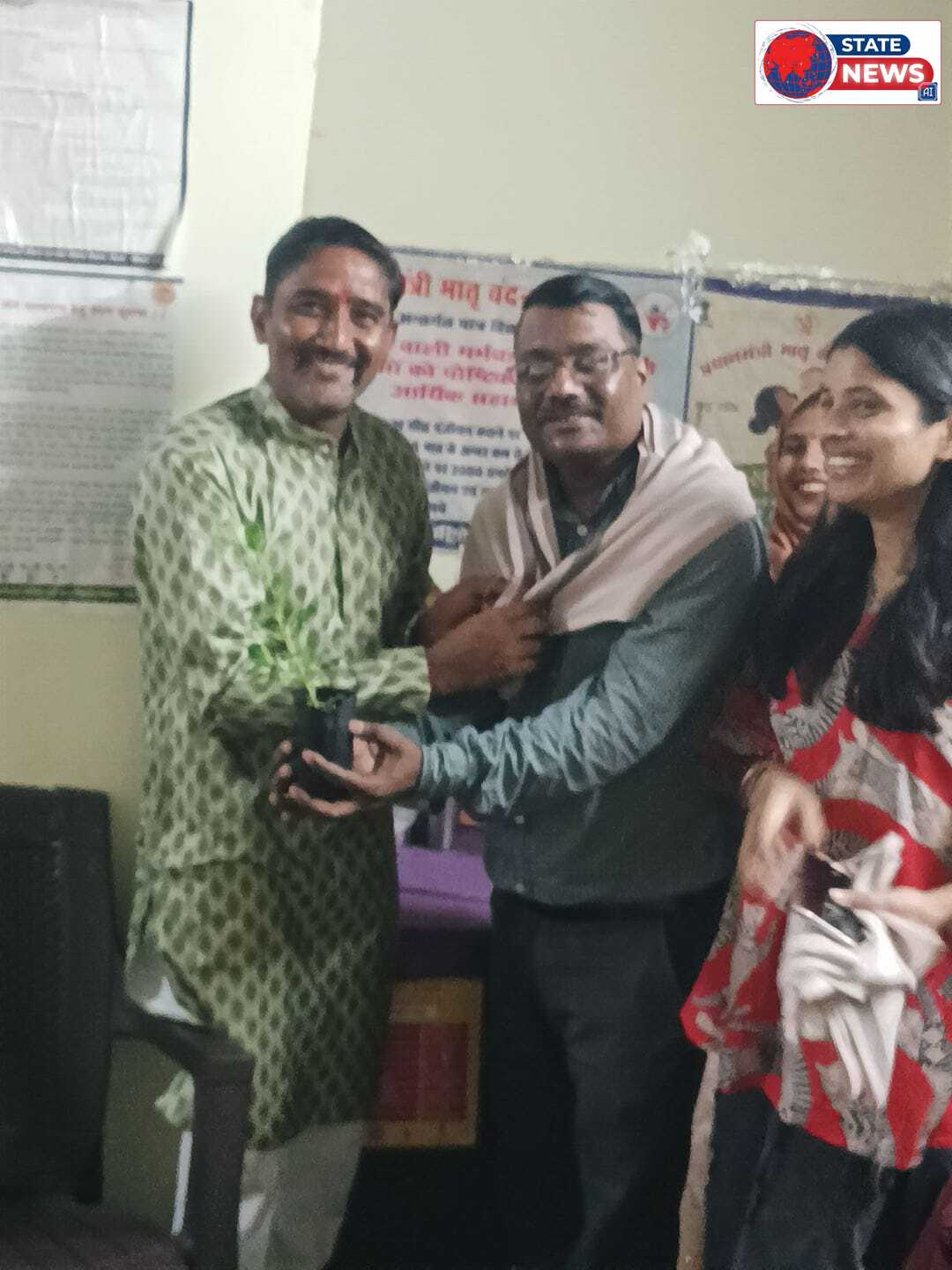  गुरुकुल केंद्र 2 जवाहर चौक मैं नामदेव समाज के लोगों के माध्यम से रेन कोर्ट और कॉपी सेट पेन वितरित किए गए 
