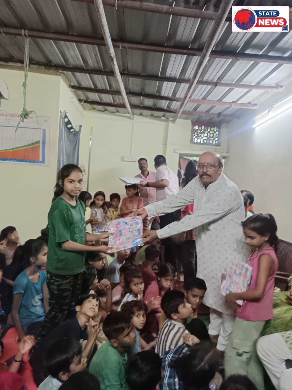  गुरुकुल केंद्र 2 जवाहर चौक मैं नामदेव समाज के लोगों के माध्यम से रेन कोर्ट और कॉपी सेट पेन वितरित किए गए 
