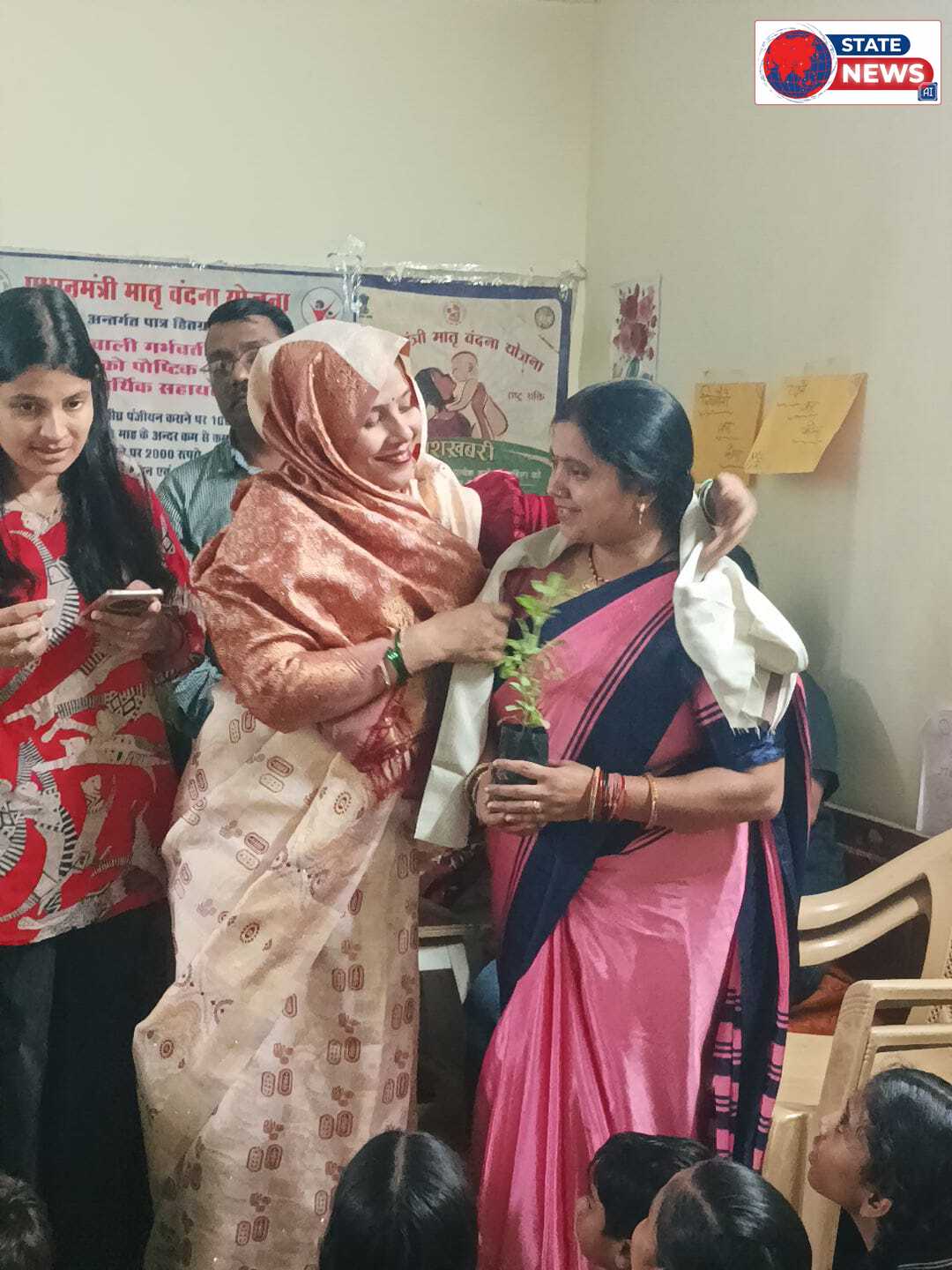  गुरुकुल केंद्र 2 जवाहर चौक मैं नामदेव समाज के लोगों के माध्यम से रेन कोर्ट और कॉपी सेट पेन वितरित किए गए 