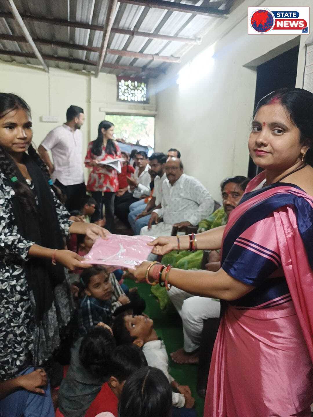  गुरुकुल केंद्र 2 जवाहर चौक मैं नामदेव समाज के लोगों के माध्यम से रेन कोर्ट और कॉपी सेट पेन वितरित किए गए 