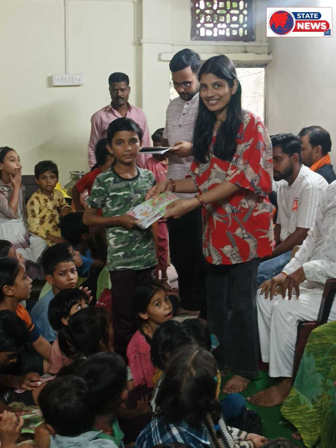  गुरुकुल केंद्र 2 जवाहर चौक मैं नामदेव समाज के लोगों के माध्यम से रेन कोर्ट और कॉपी सेट पेन वितरित किए गए 
