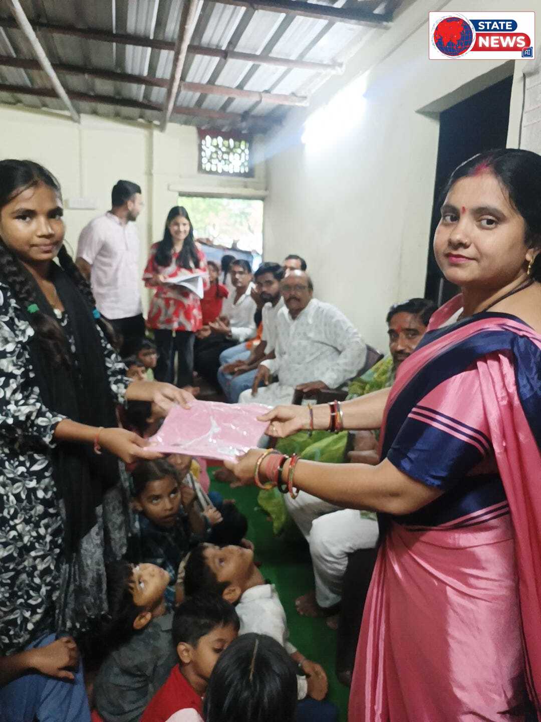  गुरुकुल केंद्र 2 जवाहर चौक मैं नामदेव समाज के लोगों के माध्यम से रेन कोर्ट और कॉपी सेट पेन वितरित किए गए 