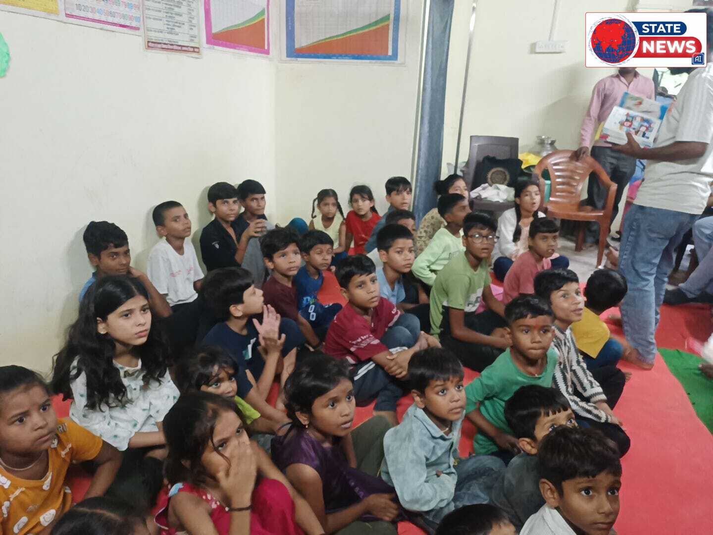  गुरुकुल केंद्र 2 जवाहर चौक मैं नामदेव समाज के लोगों के माध्यम से रेन कोर्ट और कॉपी सेट पेन वितरित किए गए 