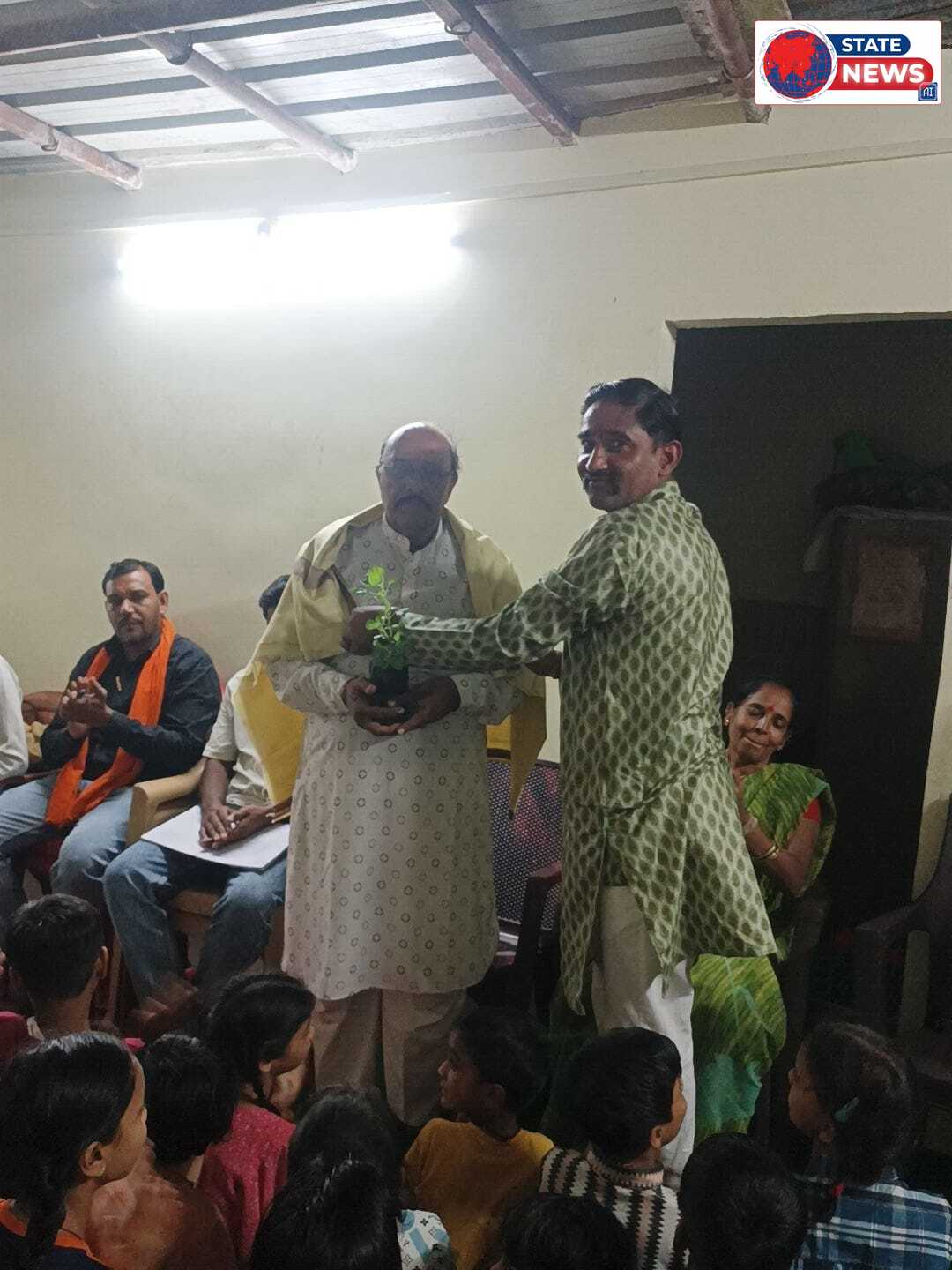  गुरुकुल केंद्र 2 जवाहर चौक मैं नामदेव समाज के लोगों के माध्यम से रेन कोर्ट और कॉपी सेट पेन वितरित किए गए 