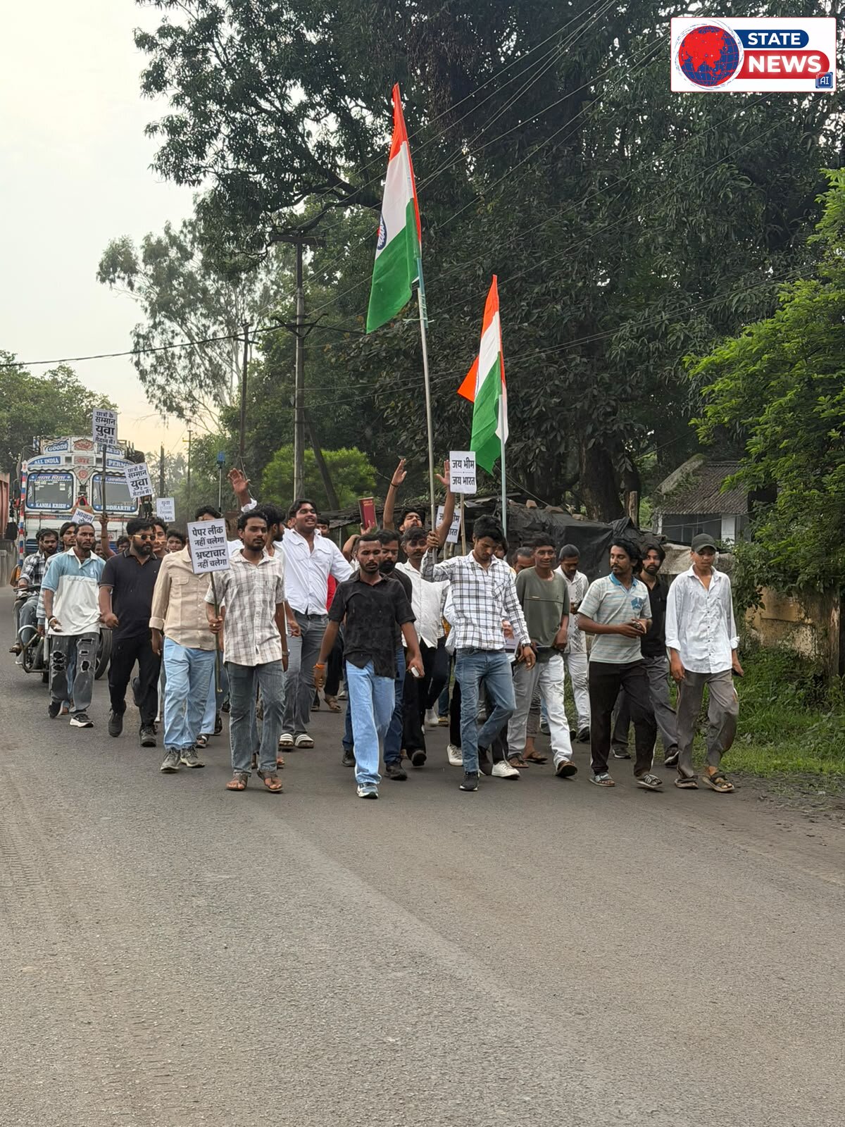 " द यूथ अलायंस"  ने निकाला फ्लैग मार्च, NEET परीक्षा लीक से मृत छात्रों को दी कैंडल जलाकर श्रद्धांजलि