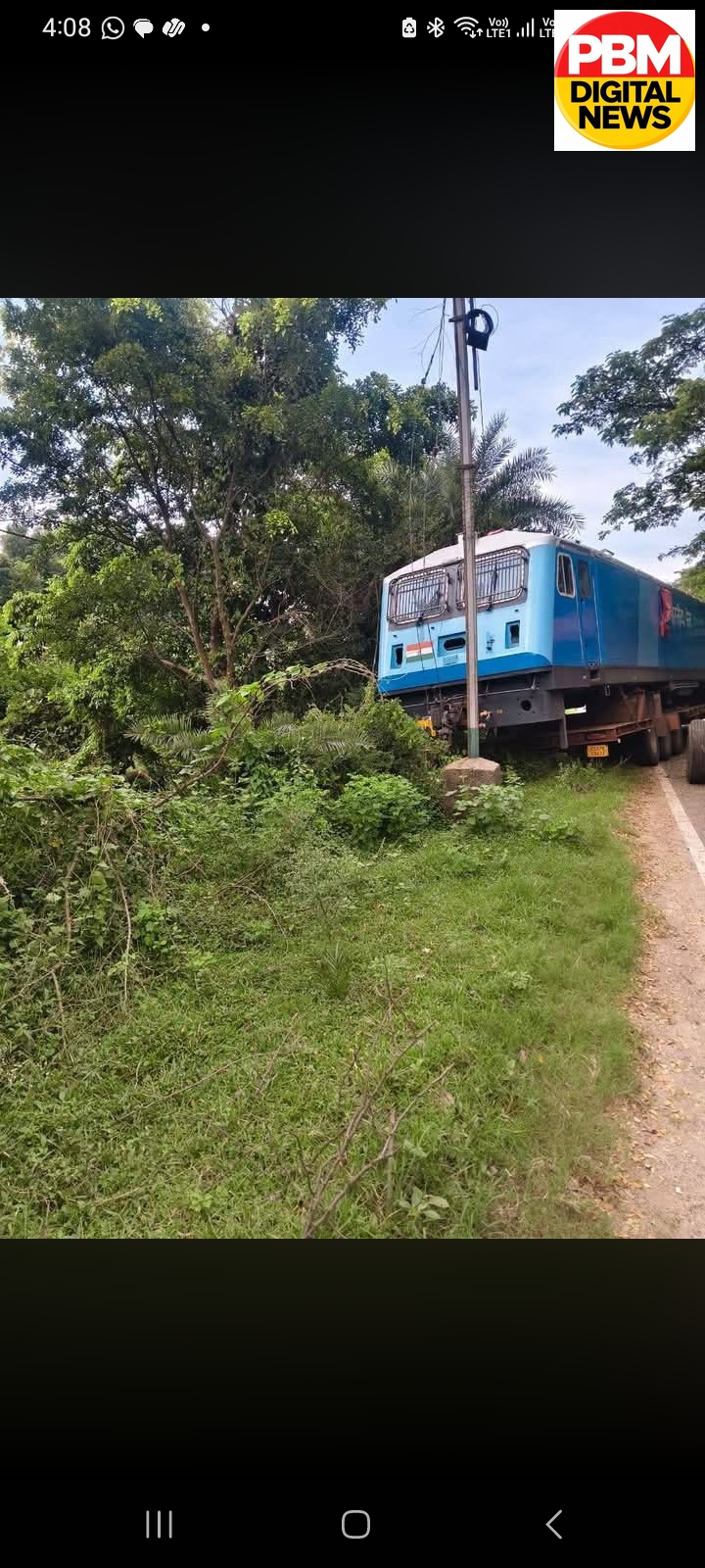 चित्तरंजन में बड़ा हादसा टला: बेकाबू होकर झाड़ियों में घुसा ट्रेन इंजन से लदा ट्रेलर, स्थानीय लोगों में आक्रोश