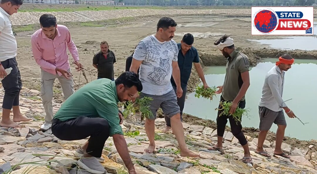 रामसागर तालाब में गूंजा स्वच्छता का संदेश, युवाओं के साथ श्रमदान में उतरे जनपद पंचायत अध्यक्ष विकास तिवारी