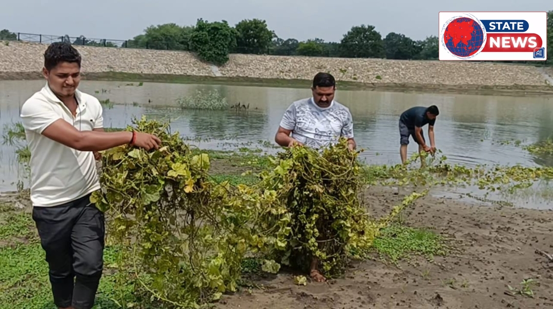 रामसागर तालाब में गूंजा स्वच्छता का संदेश, युवाओं के साथ श्रमदान में उतरे जनपद पंचायत अध्यक्ष विकास तिवारी