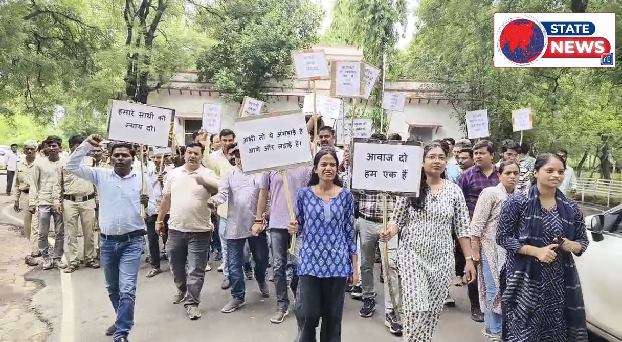 रतलाम में पटवारी संघ का प्रदर्शन, 7 दिन में कार्रवाई नहीं हुई तो आंदोलन की चेतावनी