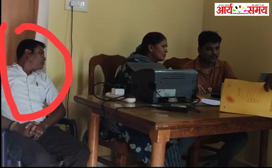 Jabalpur News: लोकायुक्त ने 19 हजार की रिश्वत लेते ग्राम रोजगार सहायक रंगे हाथों पकड़ा  ​