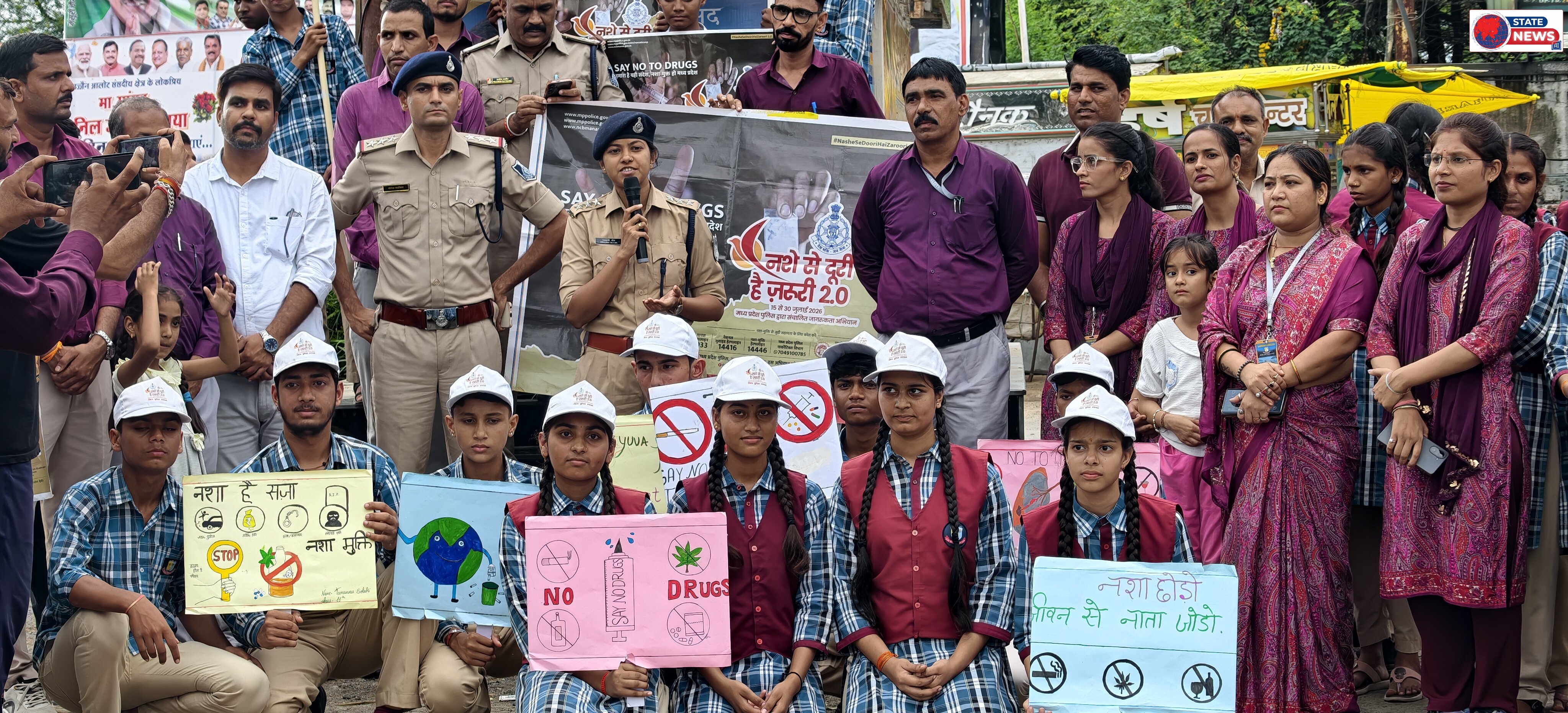 नशे से दूरी है ज़रूरी : आलोट पुलिस एवं स्कूली छात्र-छात्राओं ने नुक्कड़ नाटक से दिया जनजागरूकता का संदेश