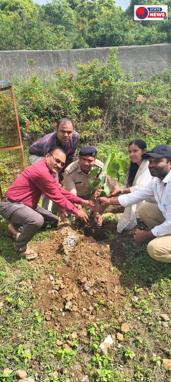 *उमरिया स्कूल में टीआई मुकेश ठाकुर ने छात्रों को बताया सफल करियर का मंत्र*