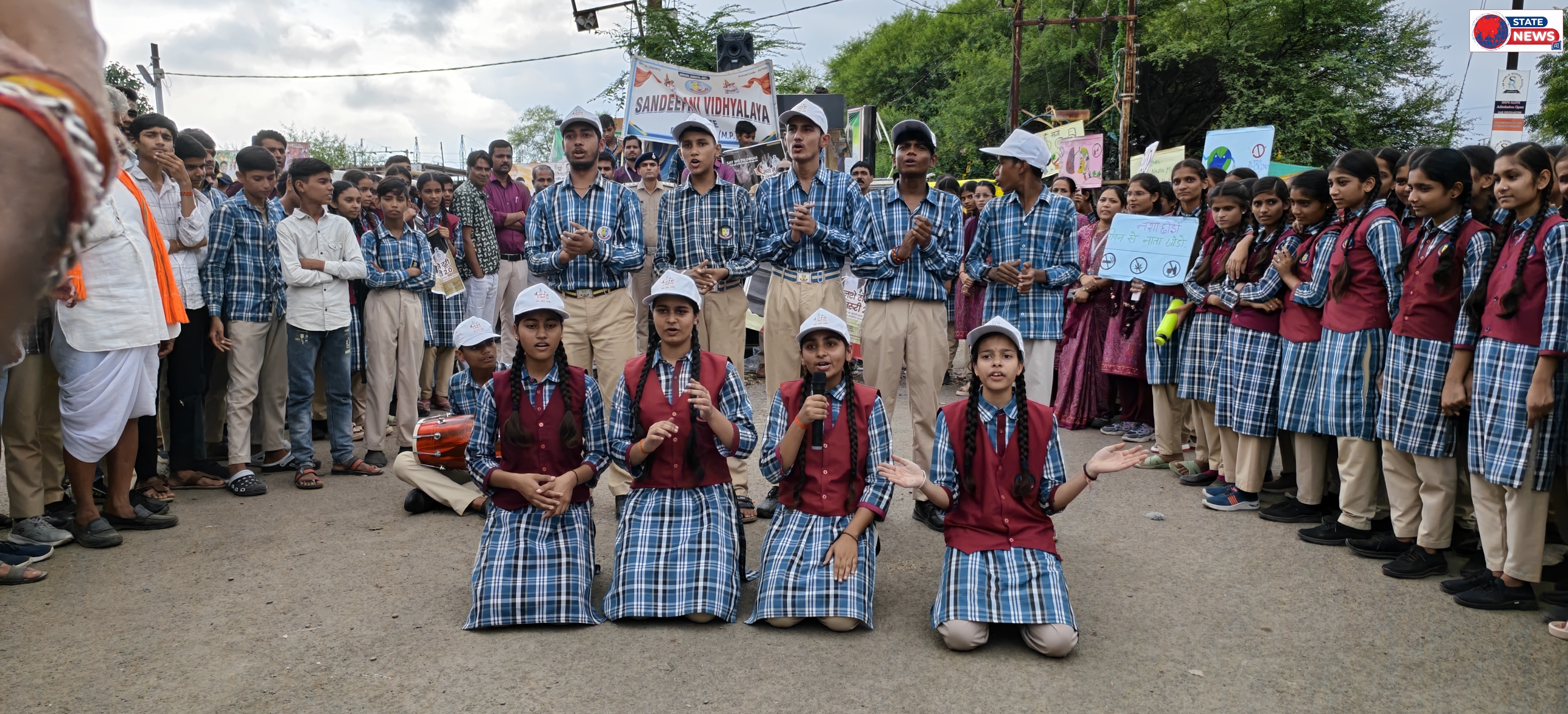 नशे से दूरी है ज़रूरी : आलोट पुलिस एवं स्कूली छात्र-छात्राओं ने नुक्कड़ नाटक से दिया जनजागरूकता का संदेश