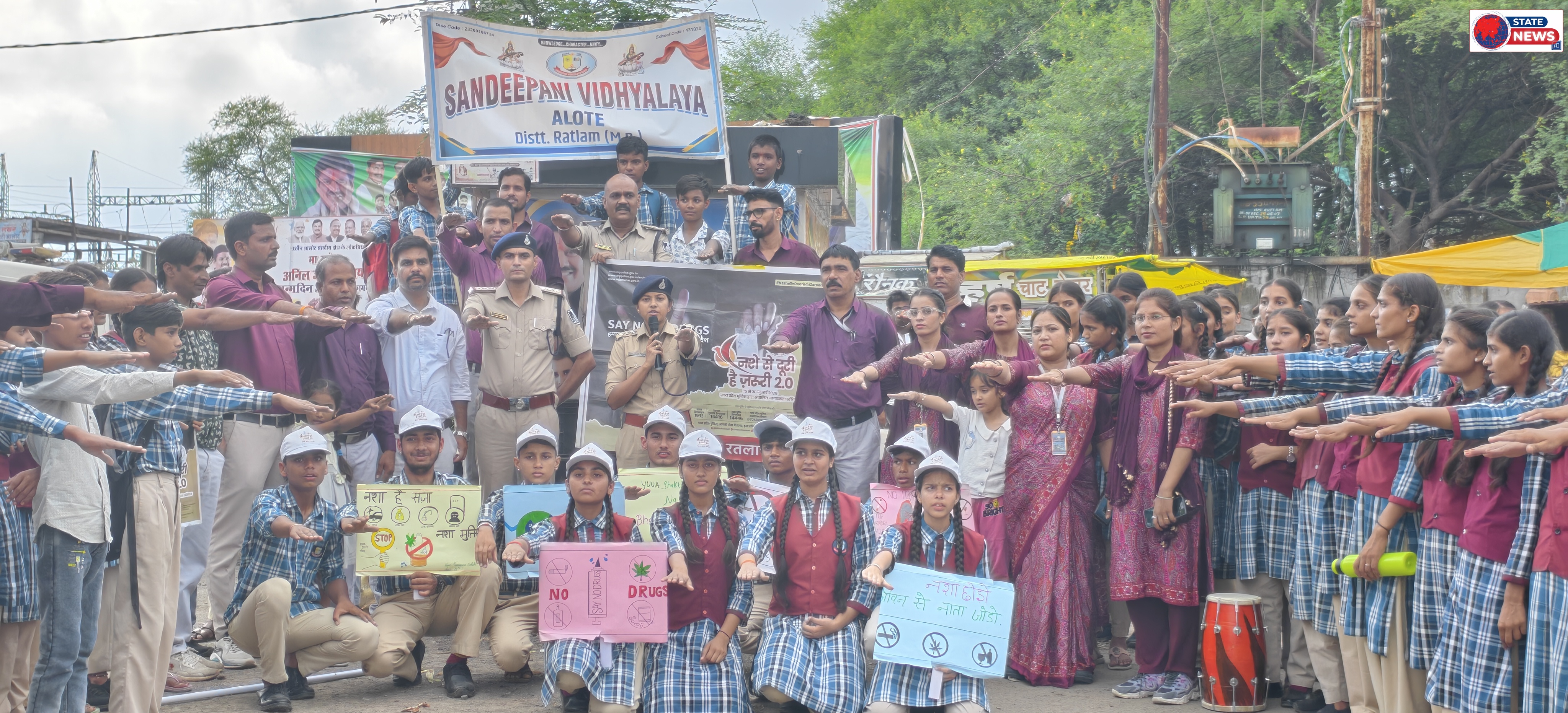नशे से दूरी है ज़रूरी : आलोट पुलिस एवं स्कूली छात्र-छात्राओं ने नुक्कड़ नाटक से दिया जनजागरूकता का संदेश