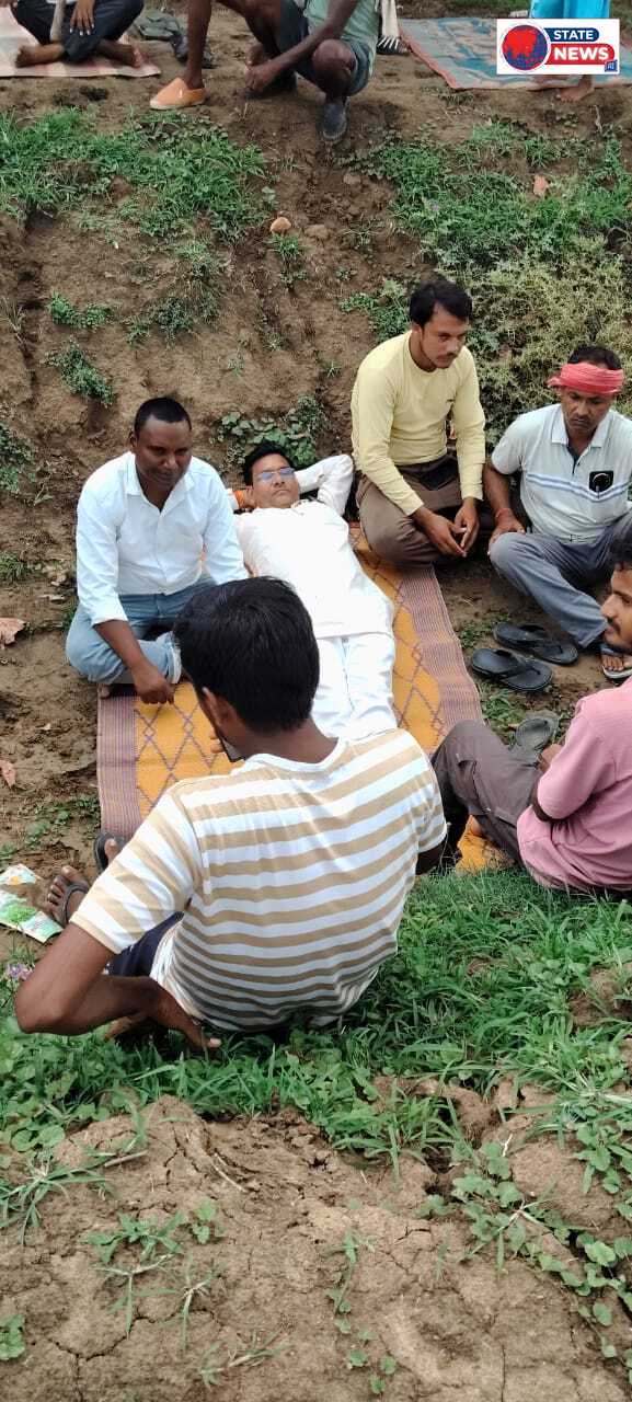 18 नंबर माइनर में पानी की मांग को लेकर किसानों का अनशन, जनपद सदस्य वेदप्रकाश तिवारी भी बैठे धरने पर
