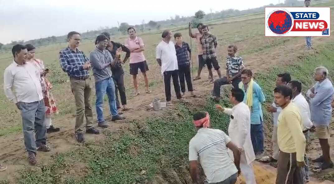 18 नंबर माइनर में पानी की मांग को लेकर किसानों का अनशन, जनपद सदस्य वेदप्रकाश तिवारी भी बैठे धरने पर