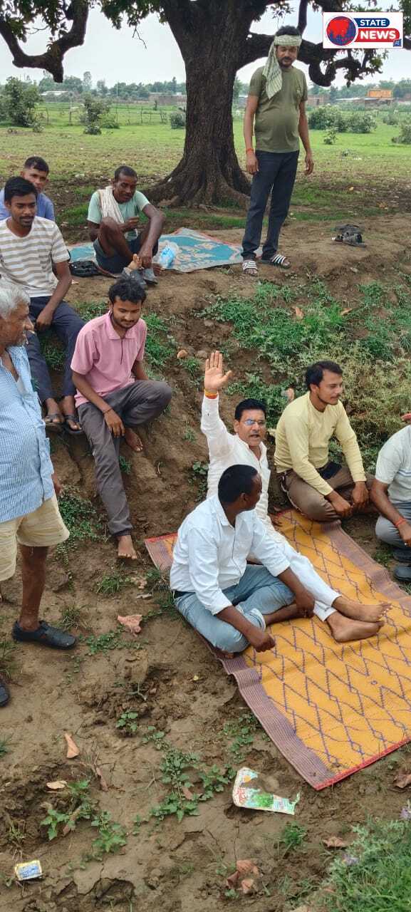 18 नंबर माइनर में पानी की मांग को लेकर किसानों का अनशन, जनपद सदस्य वेदप्रकाश तिवारी भी बैठे धरने पर