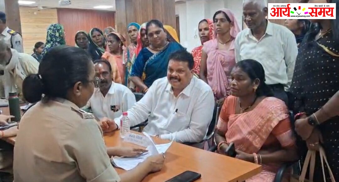 Jabalpur News: ग्रामीण क्षेत्रों में अवैध शराब बिक्री की शिकायत लेकर पहुंचे पूर्व विधायक बोले- 'जनसुनवाई नहीं, आफत सुनवाई'