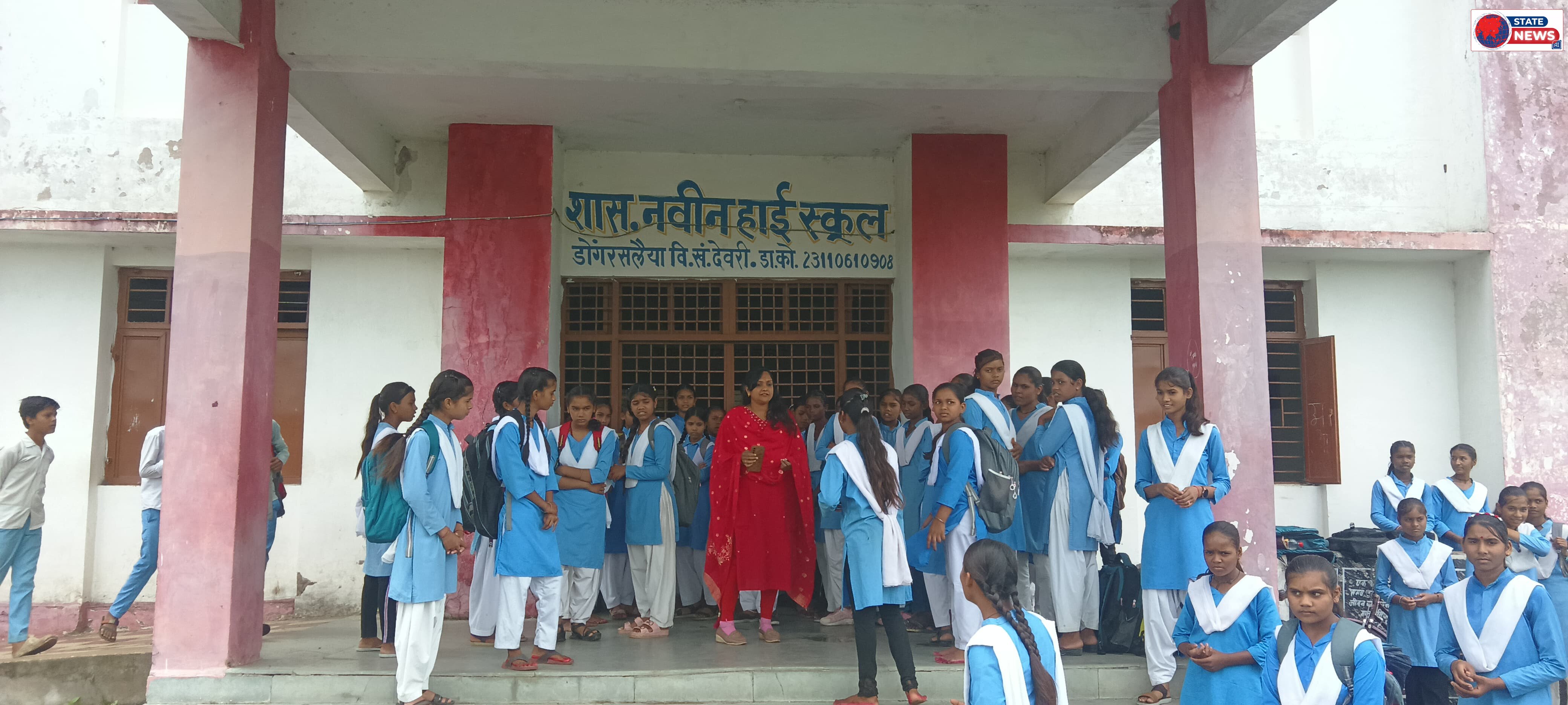 औचक निरीक्षण में बंद मिला स्कूल का गेट, बाहर खड़े मिले छात्राएं तहसीलदार वर्षा दुबे ने प्राचार्य को थमाया नोटिस
