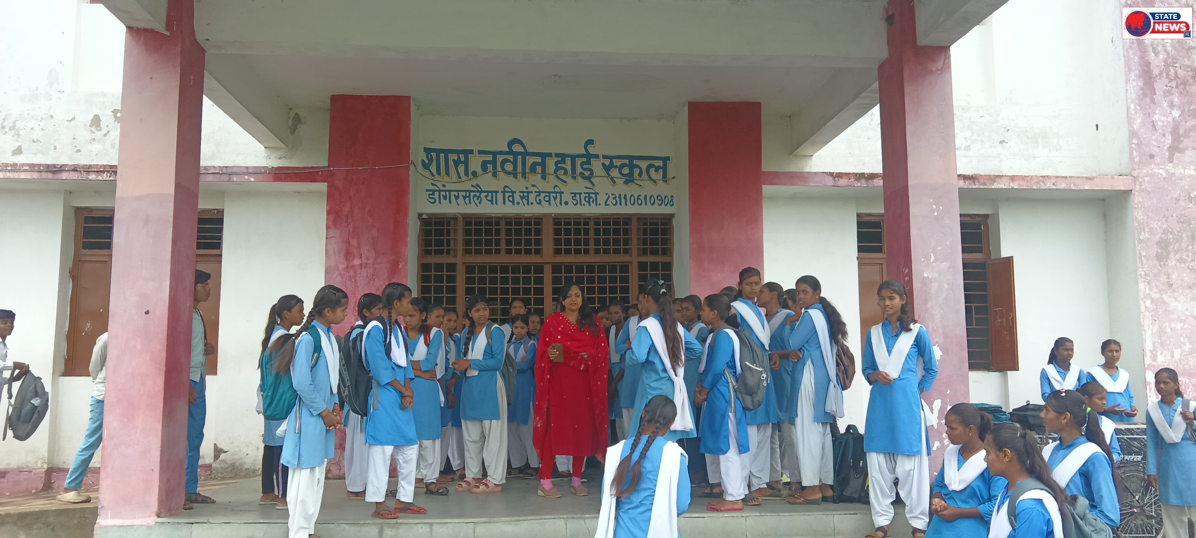 औचक निरीक्षण में बंद मिला स्कूल का गेट, बाहर खड़े मिले छात्राएं तहसीलदार वर्षा दुबे ने प्राचार्य को थमाया नोटिस