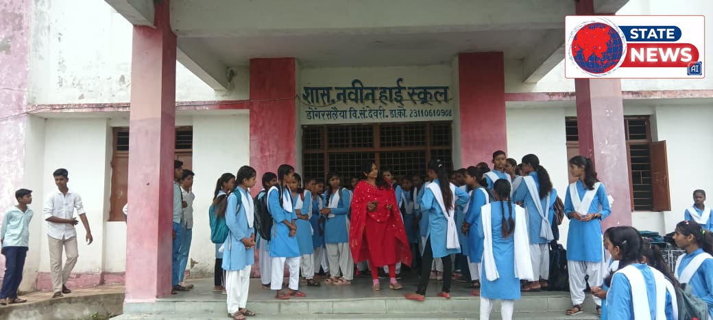 औचक निरीक्षण में बंद मिला स्कूल का गेट, बाहर खड़े मिले छात्राएं तहसीलदार वर्षा दुबे ने प्राचार्य को थमाया नोटिस