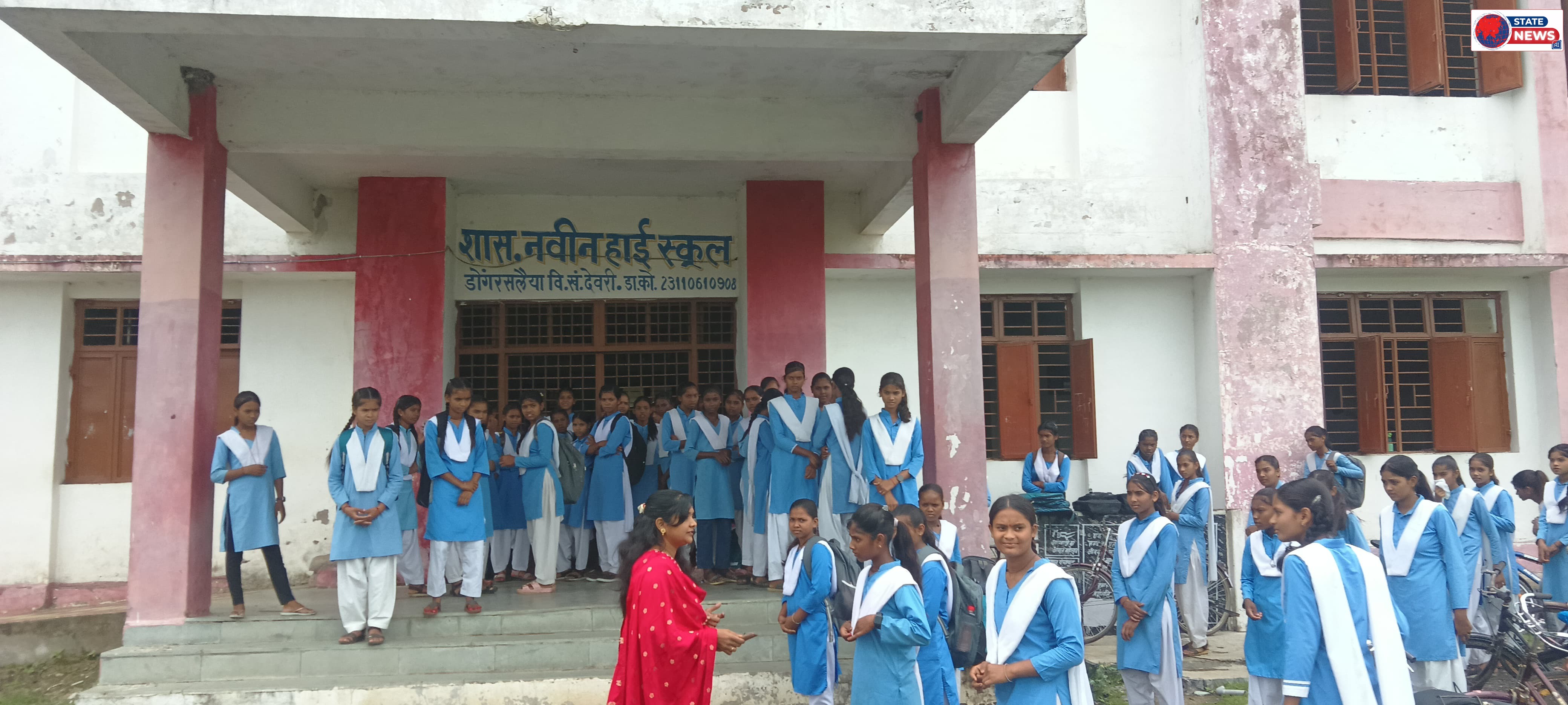 औचक निरीक्षण में बंद मिला स्कूल का गेट, बाहर खड़े मिले छात्राएं तहसीलदार वर्षा दुबे ने प्राचार्य को थमाया नोटिस