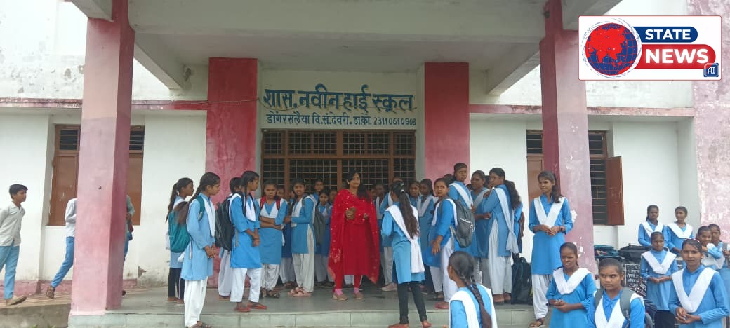 औचक निरीक्षण में बंद मिला स्कूल का गेट, बाहर खड़े मिले छात्राएं तहसीलदार वर्षा दुबे ने प्राचार्य को थमाया नोटिस