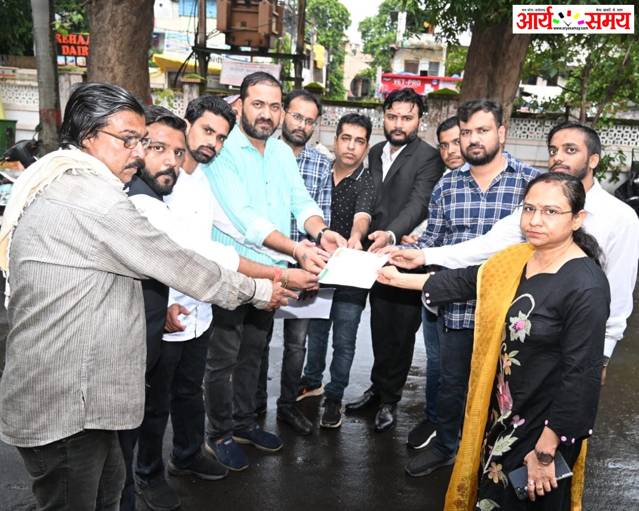 Jabalpur News: मेडिकल विश्वविद्यालय का विखंडन वापस ले सरकार, कांग्रेस पदाधिकारियों ने मुख्यमंत्री के नाम संभागीय उपायुक्त को सौंपा ज्ञापन