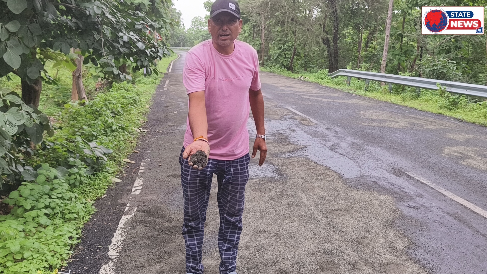 23 करोड़ की लगभग लागत से बने असीरगढ़ से नेपानगर डामरीकरण रोड में ठेकेदार द्वारा रिपेयरिंग के नाम पर लीपा पोती कर रहा है