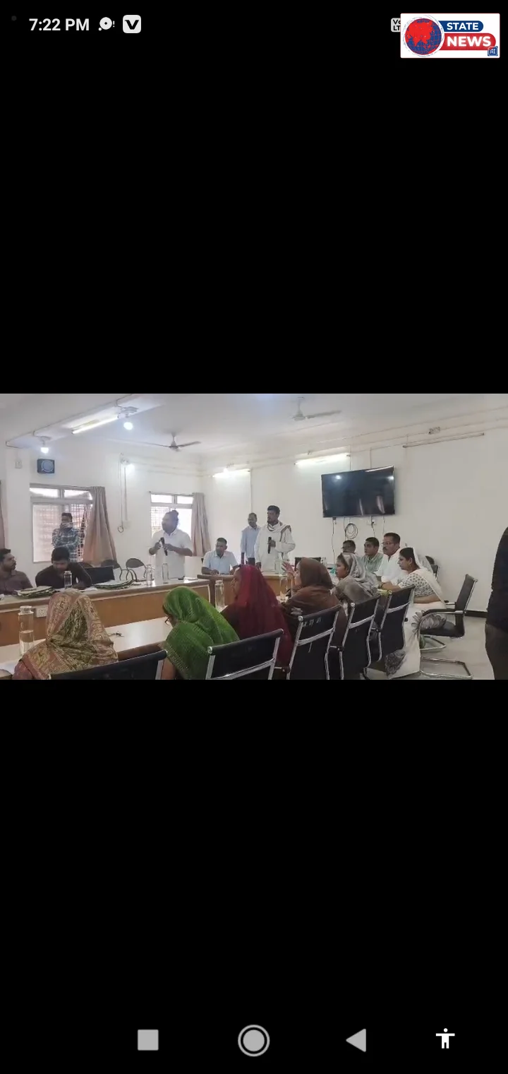 टीकमगढ़ परिषद की बैठक में जमकर हुई नोंकझोंक. पार्षद अनीस खान और नेता प्रतिपक्ष अभिषेक दिखे आमने-सामने.