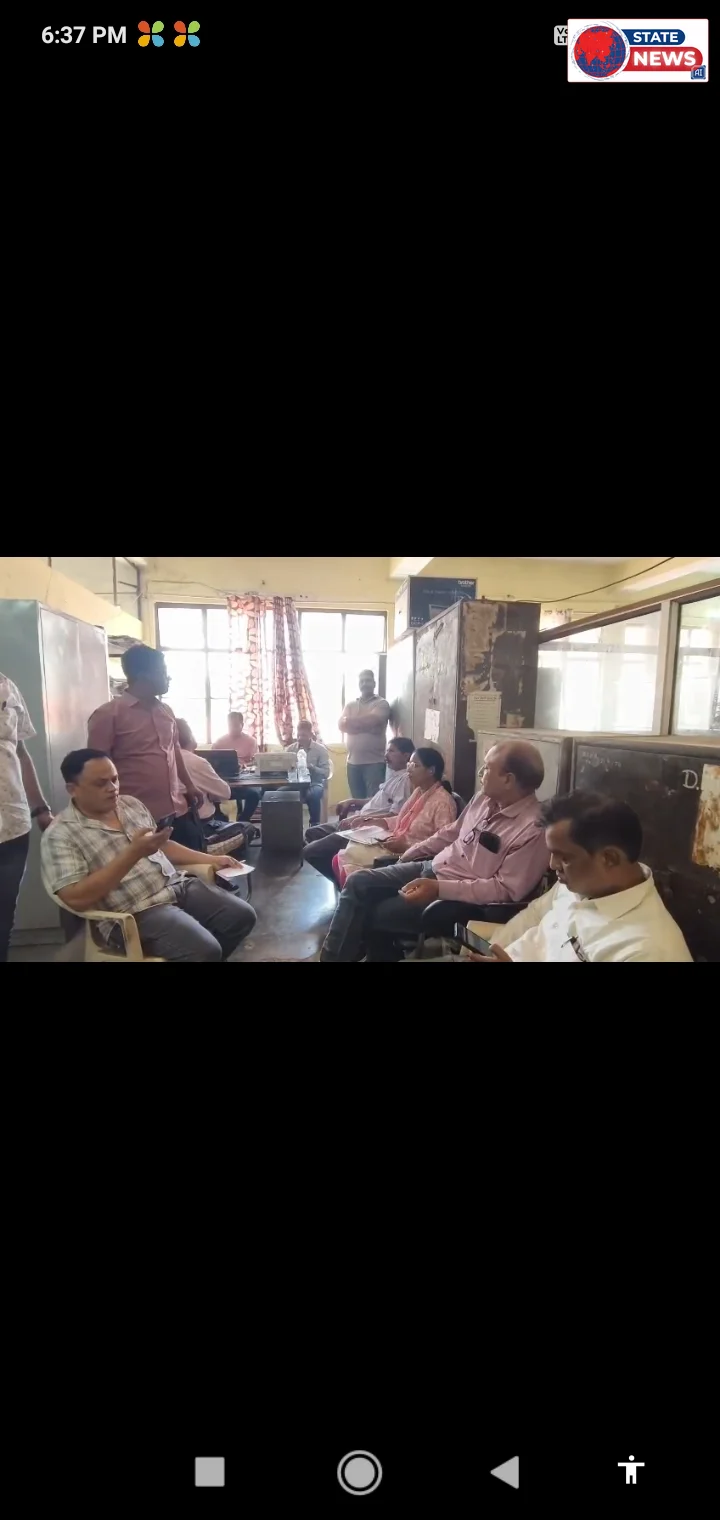 *टीकमगढ़: नौकरी के नाम पर वसूली, लोकायुक्त ने MPW को 10 हजार रिश्वत लेते दबोचा*   *कंप्यूटर ऑपरेटर पद पर 80 हजार मांगे, 5 लाख लेने का भी लगा